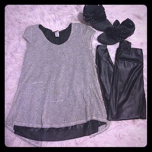 Sweater t-shirt, with open back leather detail.