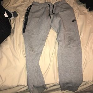 (L) Grey Nike Fleece Joggers w/ Big Zipper
