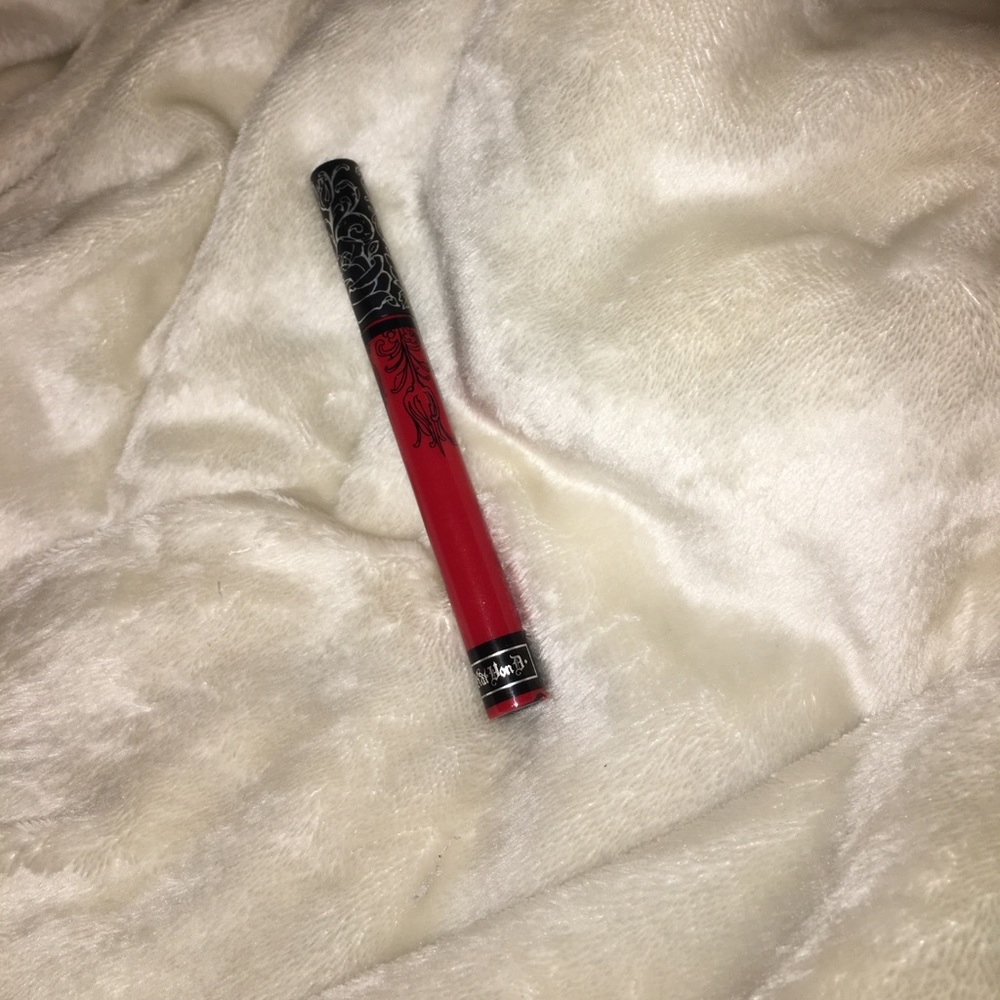 Kay Von D liquid lip in Outlaw