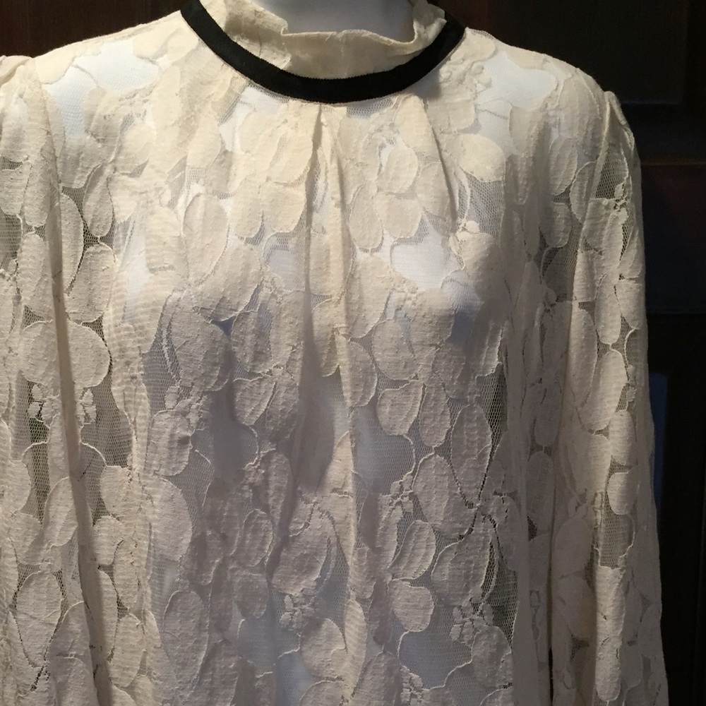 Cute Comme Toi Off White Boutique Lace blouse Sz L