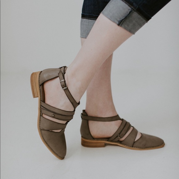 Vintage Distressed Strappy Buckle Sandal - Picture 2 of 3