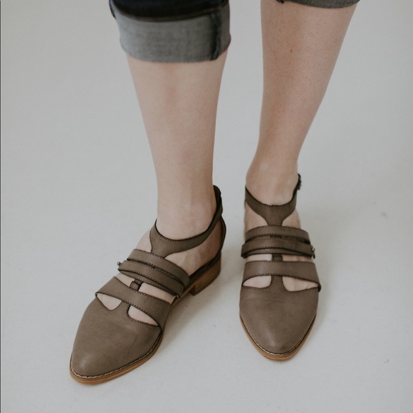 Vintage Distressed Strappy Buckle Sandal - Picture 3 of 3