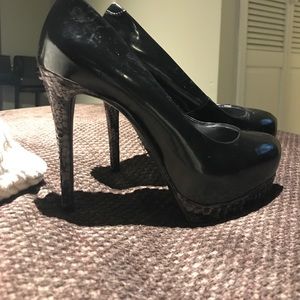Simply Vera Black/snake skin heels