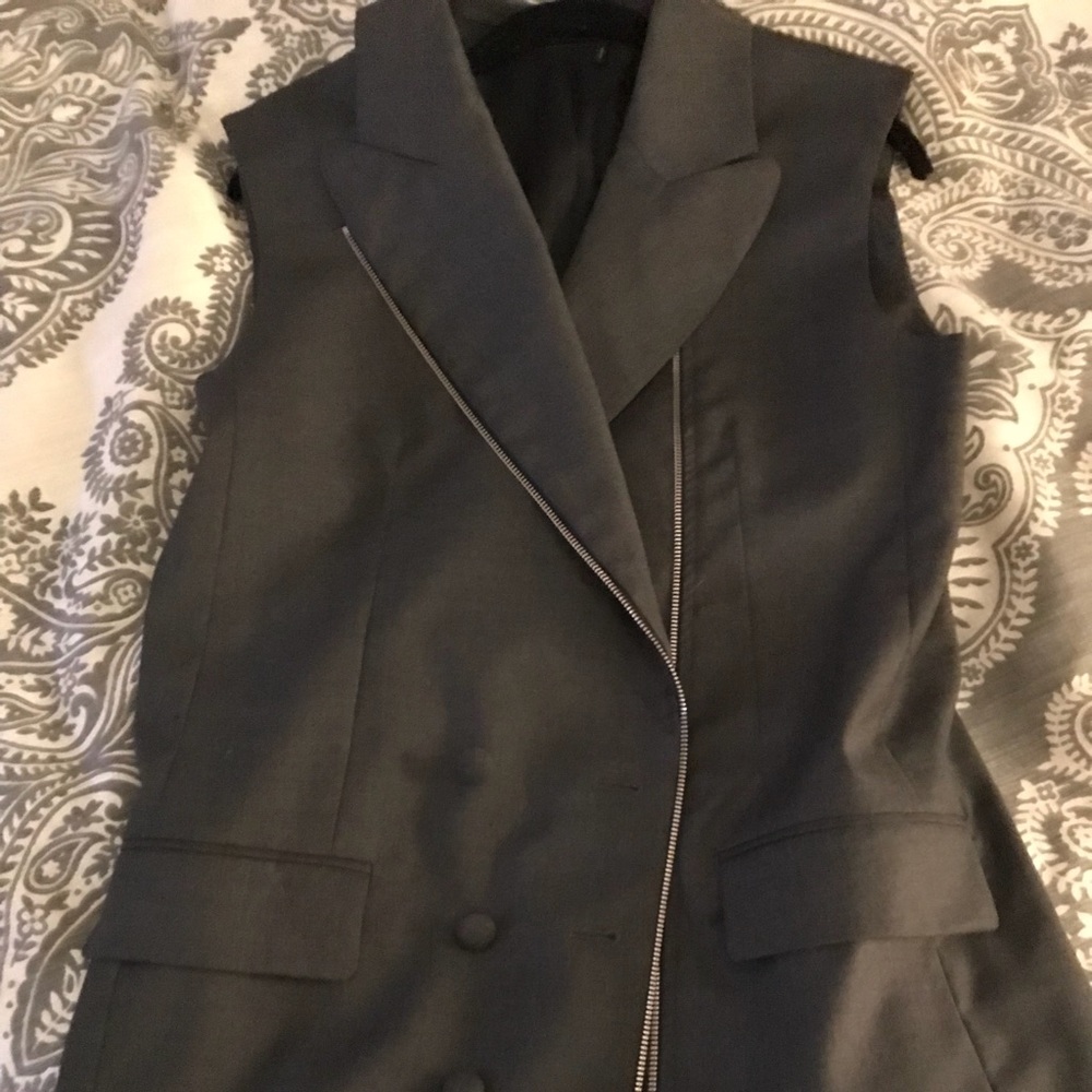 Grey amazing vest to add to your wardrobe!