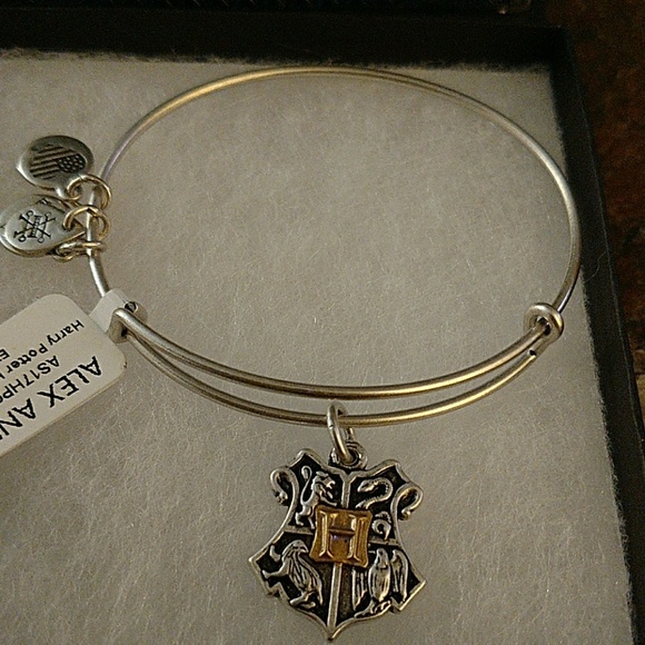 ⚡SALE TODAY ONLY⚡HARRY POTTER "HOGWARTS CREST" - Picture 2 of 4