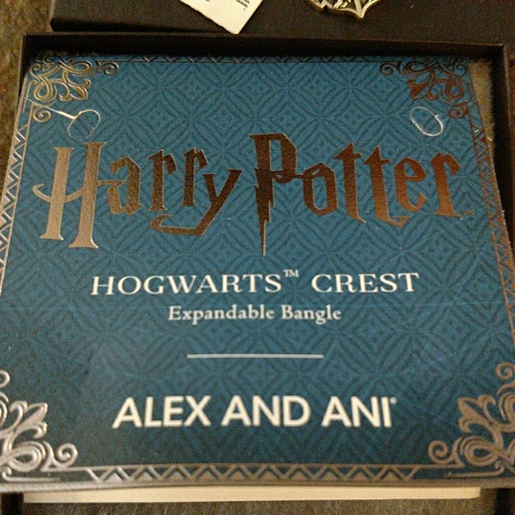 ⚡SALE TODAY ONLY⚡HARRY POTTER "HOGWARTS CREST" - Picture 3 of 4