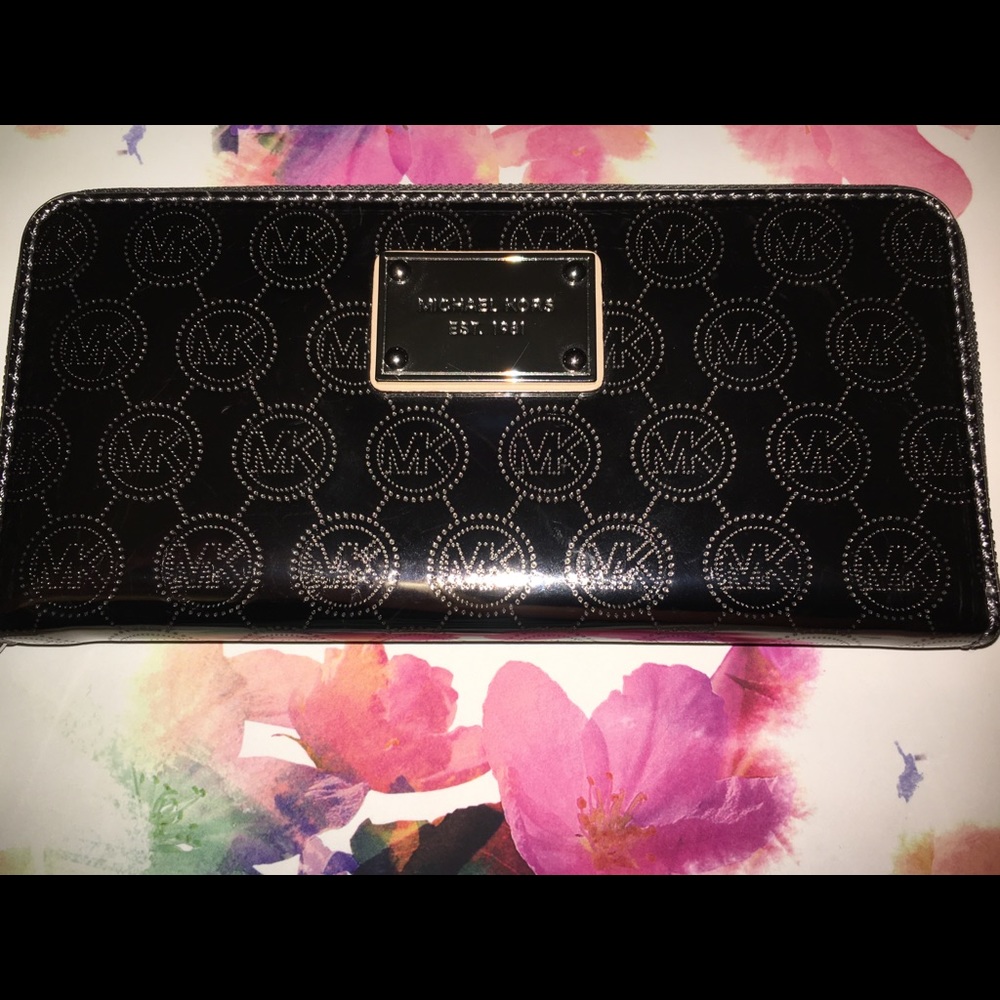 MICHAEL KORS | LARGE WRISTLET