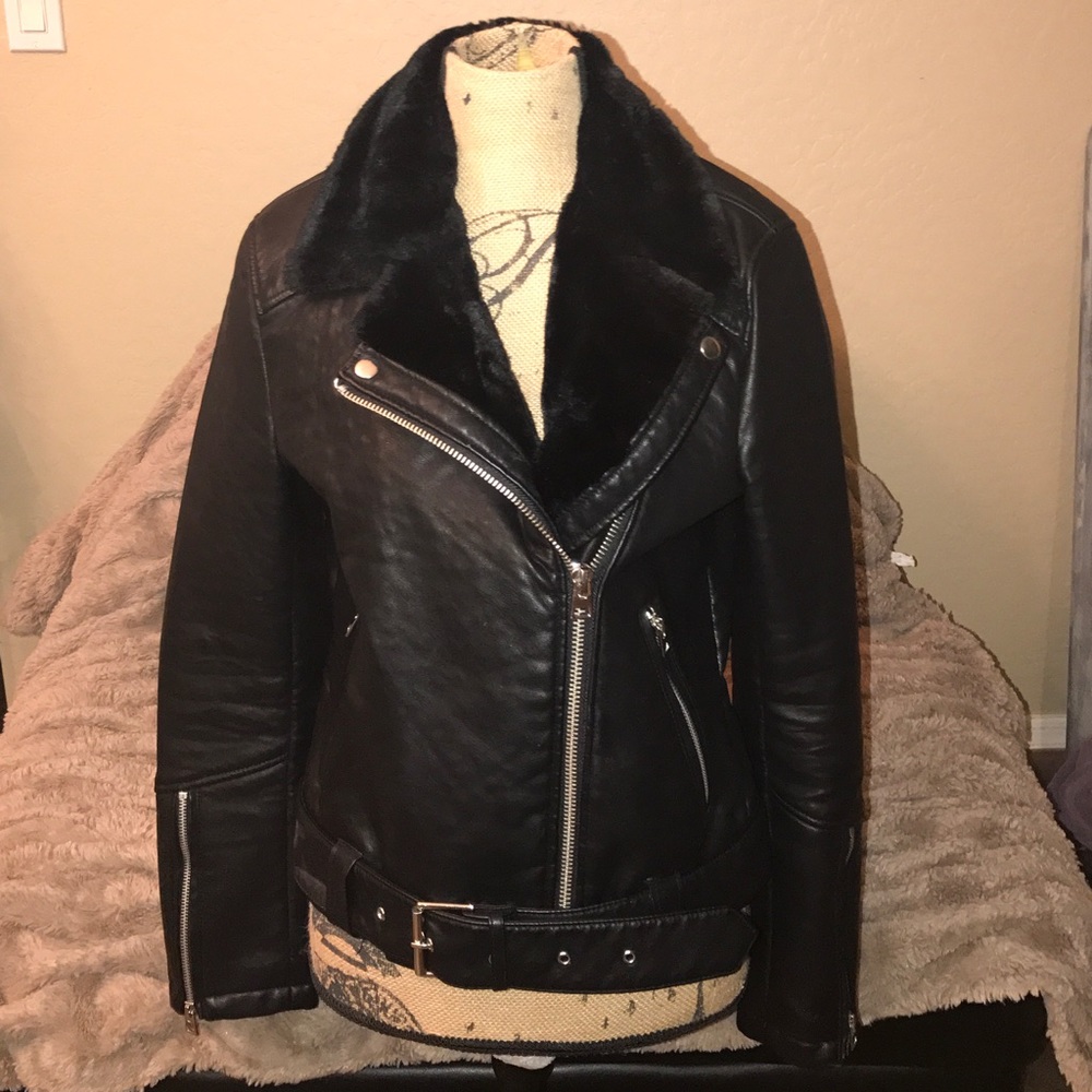 TOPSHOP BLACK FAUX LTHR FUR COLLAR LINES ZIP FRONT