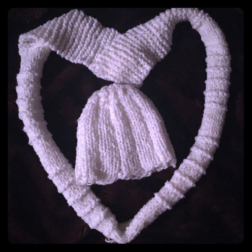 Hand knitted hat and scarf. White.