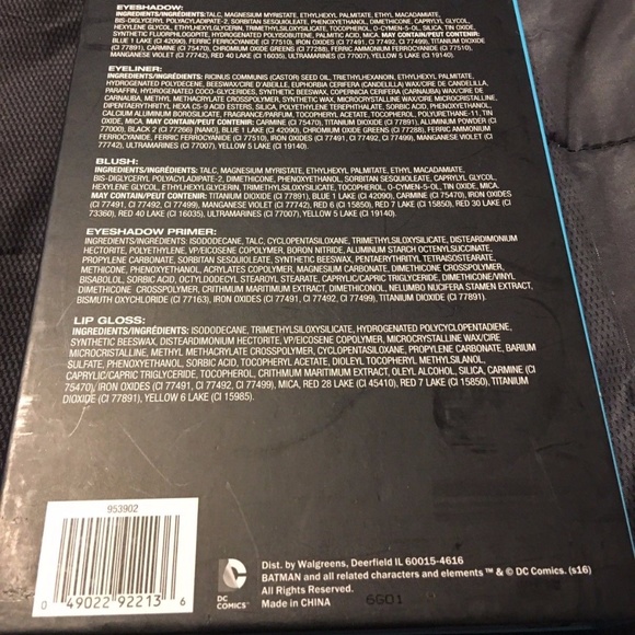 D.C. Batgirl Comic Beauty Book NIP - Picture 5 of 5