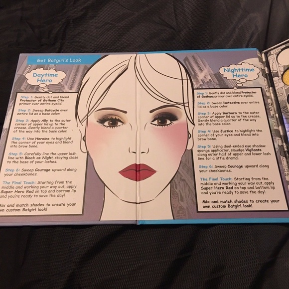 D.C. Batgirl Comic Beauty Book NIP - Picture 4 of 5