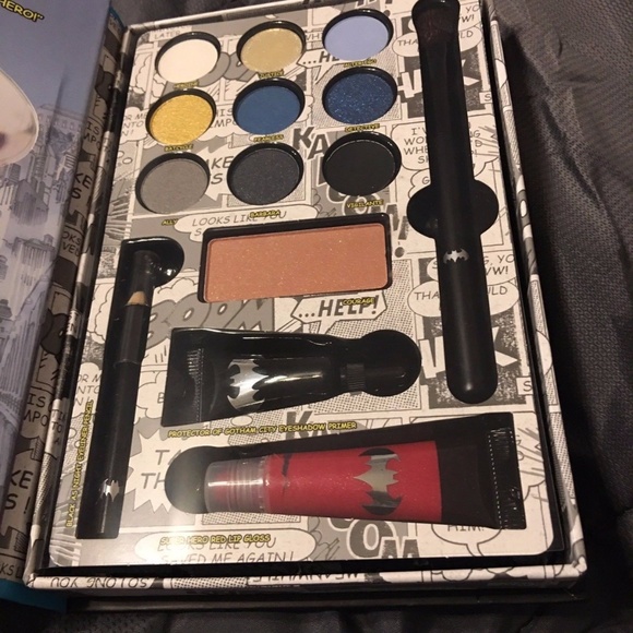 D.C. Batgirl Comic Beauty Book NIP - Picture 2 of 5