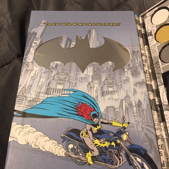 D.C. Batgirl Comic Beauty Book NIP - Picture 3 of 5