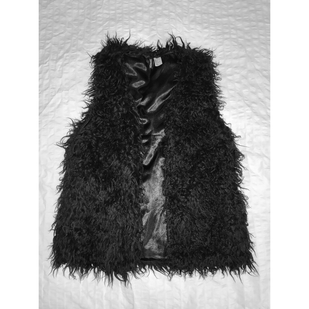 H&M faux-fur black vest. Size 8.