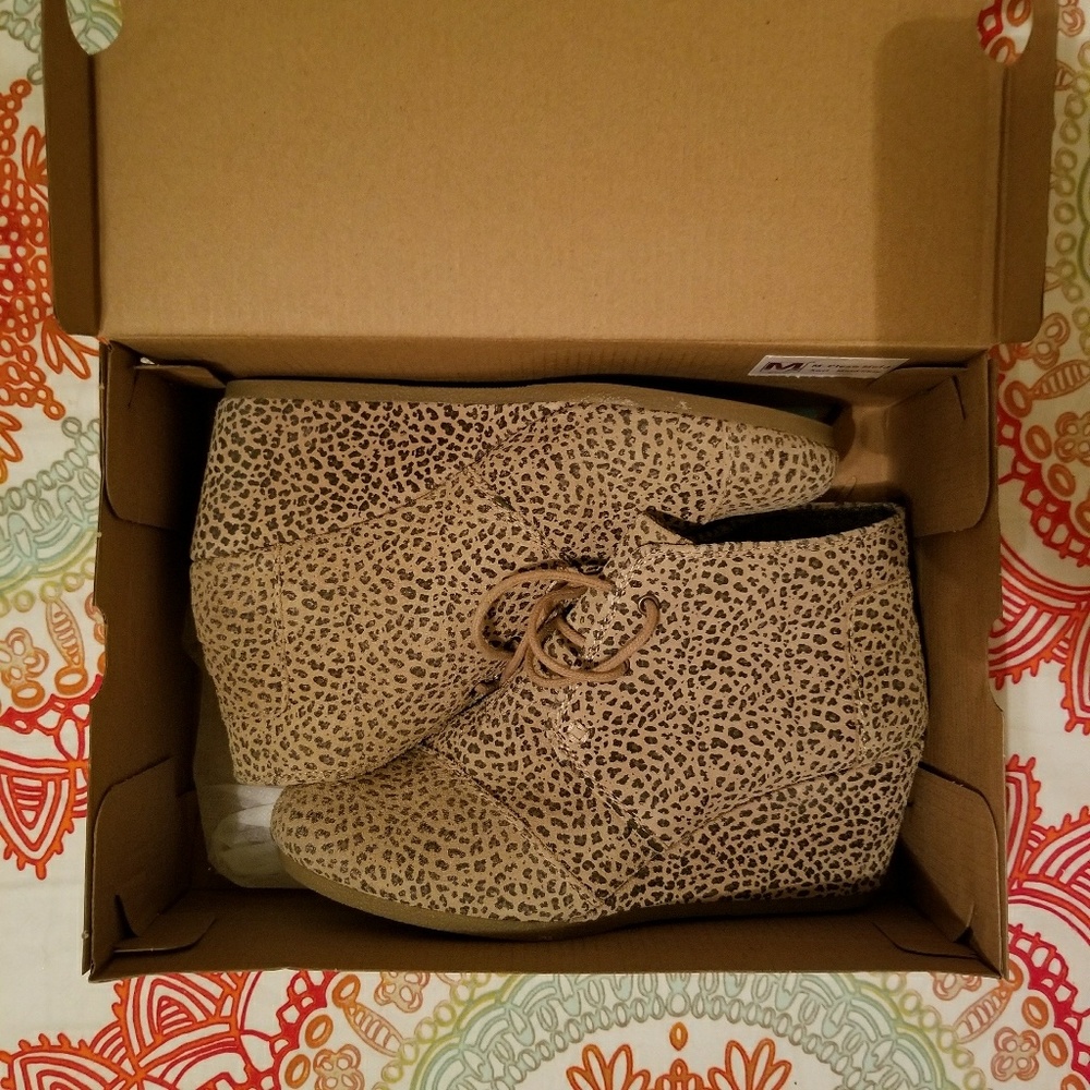 Toms cheetah suede print desert wedges