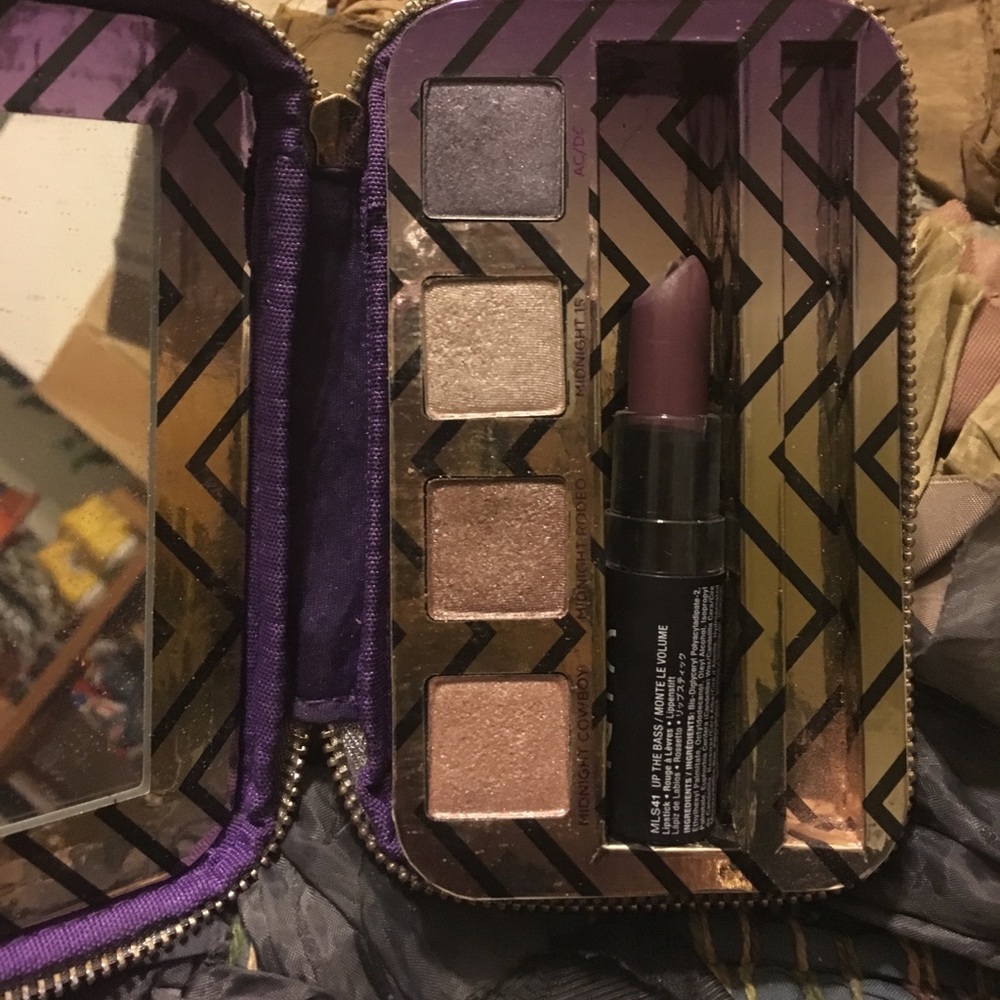Urban decay eyeshadow palette +bonus lipstick