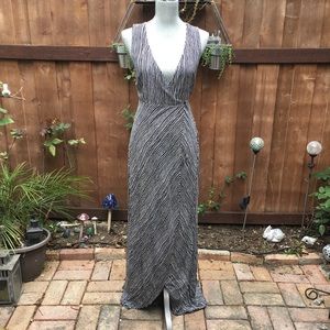 Gorgeous Striped Maxi Dress w/ Keyhole Back 🖤 Gorgeous Striped Maxi Dress w/ Keyhole Back 🖤