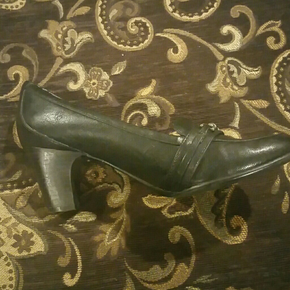 Shoes - Picture 4 of 6
