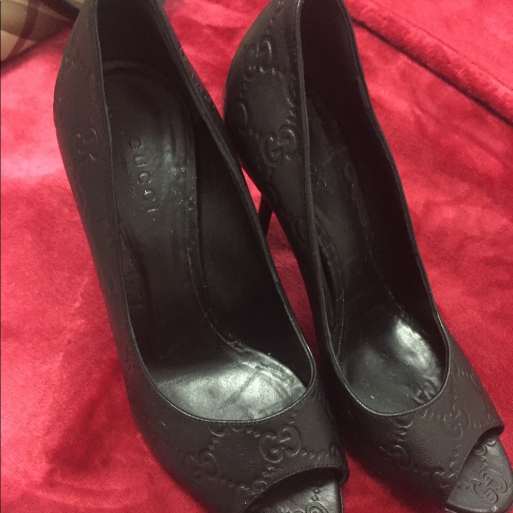 Women's black Gucci leather heels
