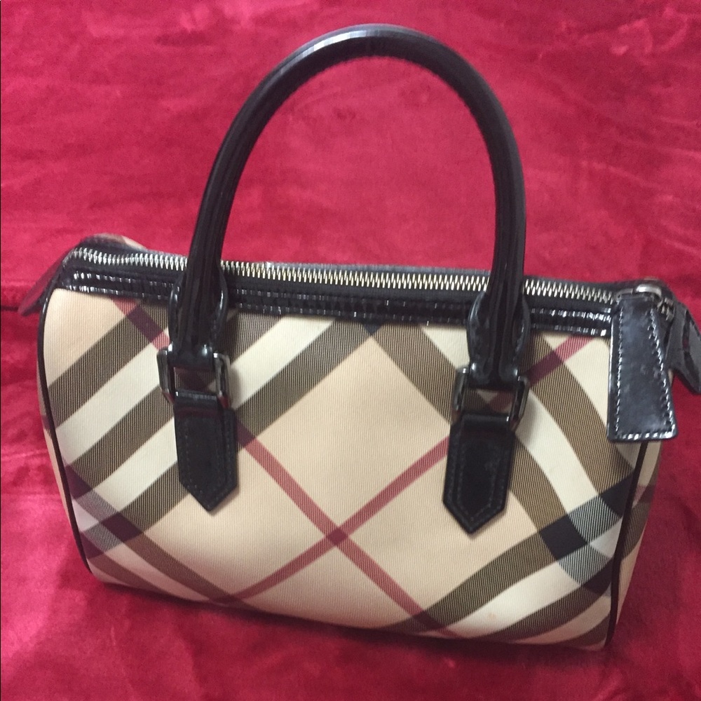 Woman's Burberry nova purse