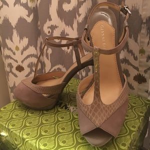 Gianni Bini Nude Platform T-Strap Sandals NIB