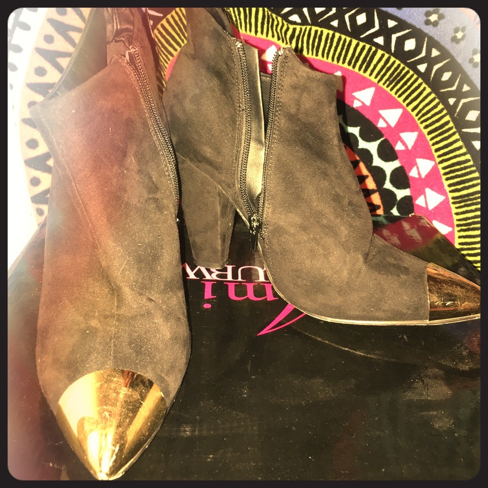 Pointy black booties