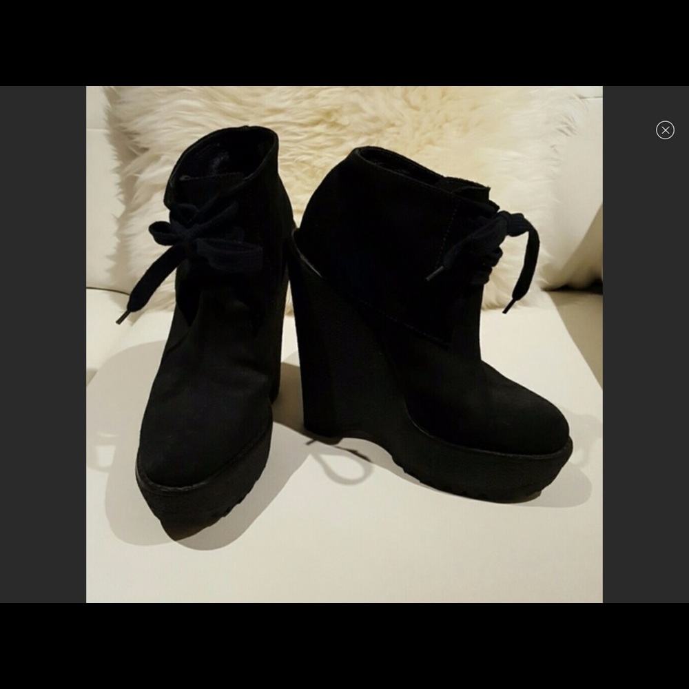 💕Burberry platform booties💞