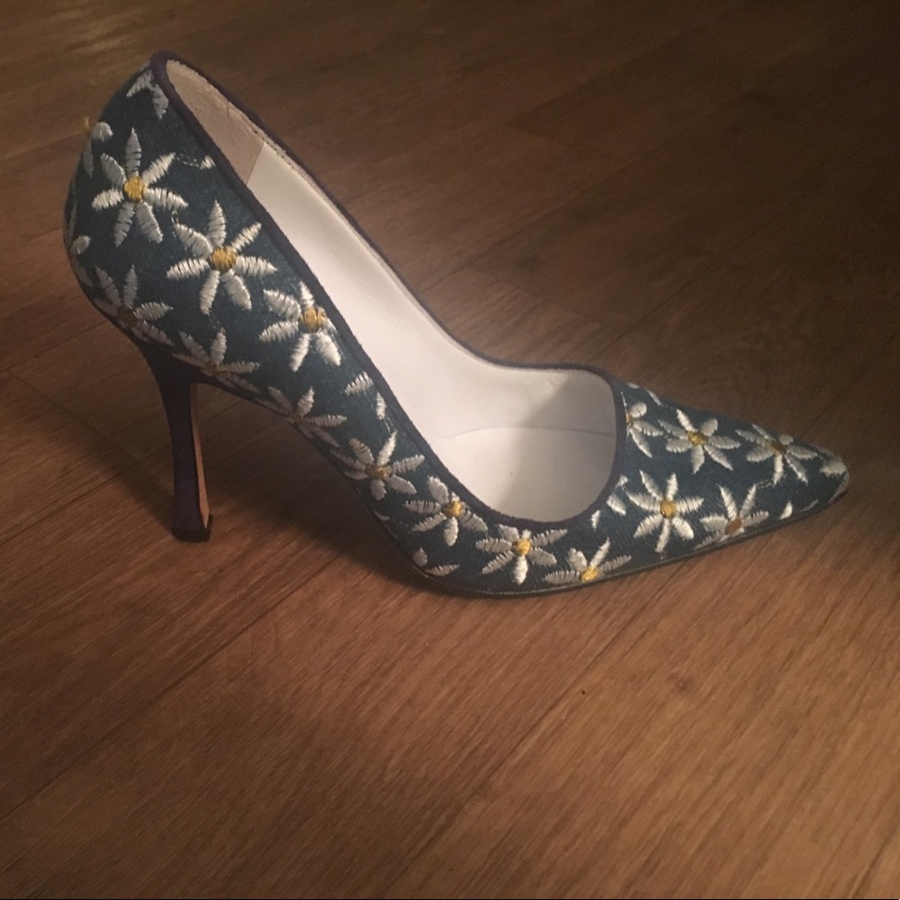 Authentic Manolo Blahnik White Daisy Heels