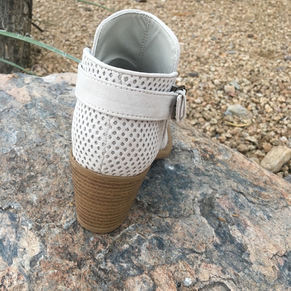 LAST ONE! Tobin oatmeal ankle bootie - Picture 3 of 4