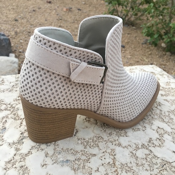 LAST ONE! Tobin oatmeal ankle bootie - Picture 2 of 4