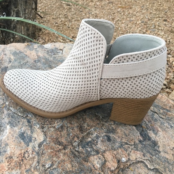 LAST ONE! Tobin oatmeal ankle bootie - Picture 4 of 4