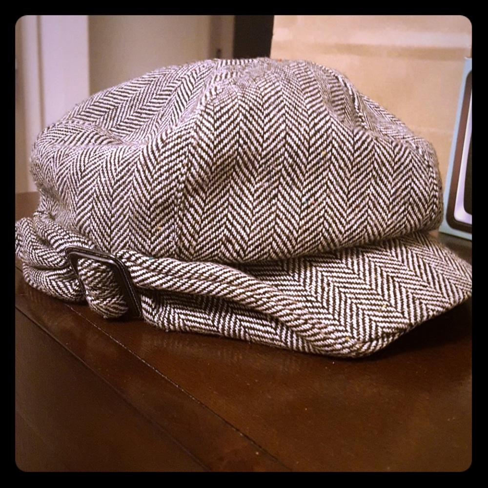 Herringbone newsboy cap with side buckle