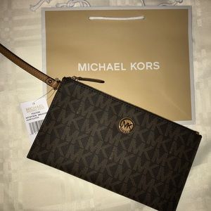 Michael Kors Fulton Clutch/Wristlet. NWT