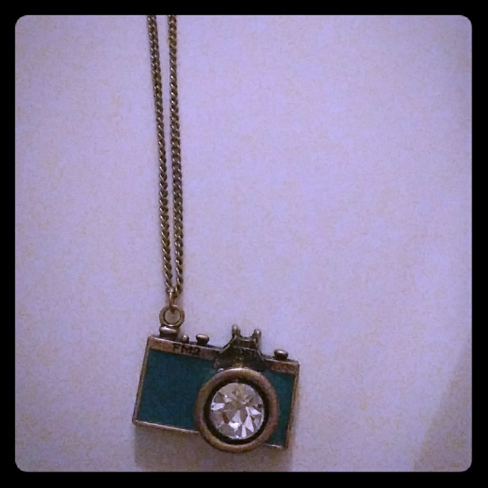 BLUE CAMERA PENDANT W/LONG CHAIN