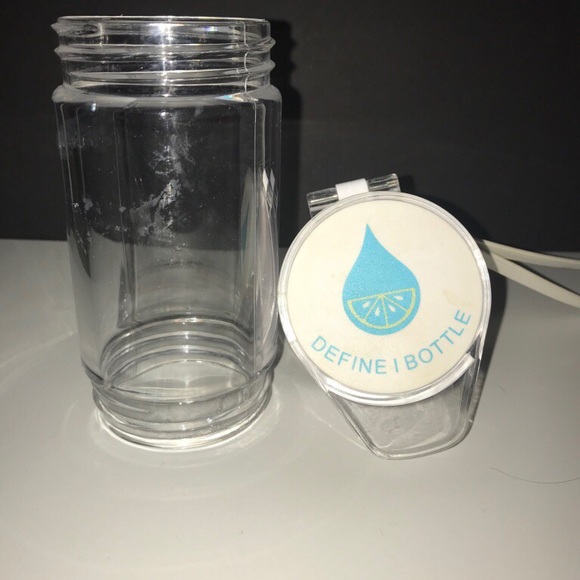 White and clear fruit infused water bottle - Picture 4 of 4