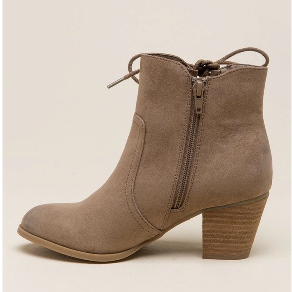 NIB Tan Distressed Side Tie Ankle Boots - Picture 6 of 8