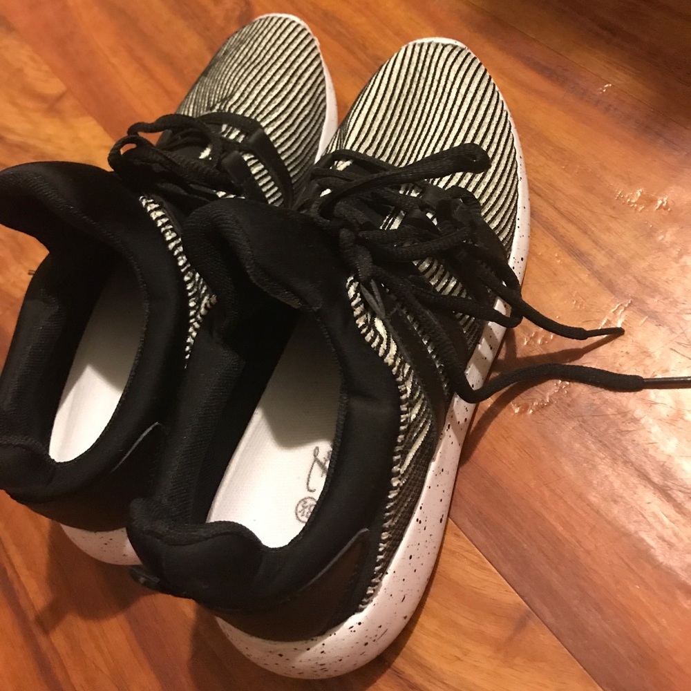 Athletic shoes 💪🏽 size 8 1/2