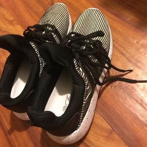 Athletic shoes 💪🏽 size 8 1/2
