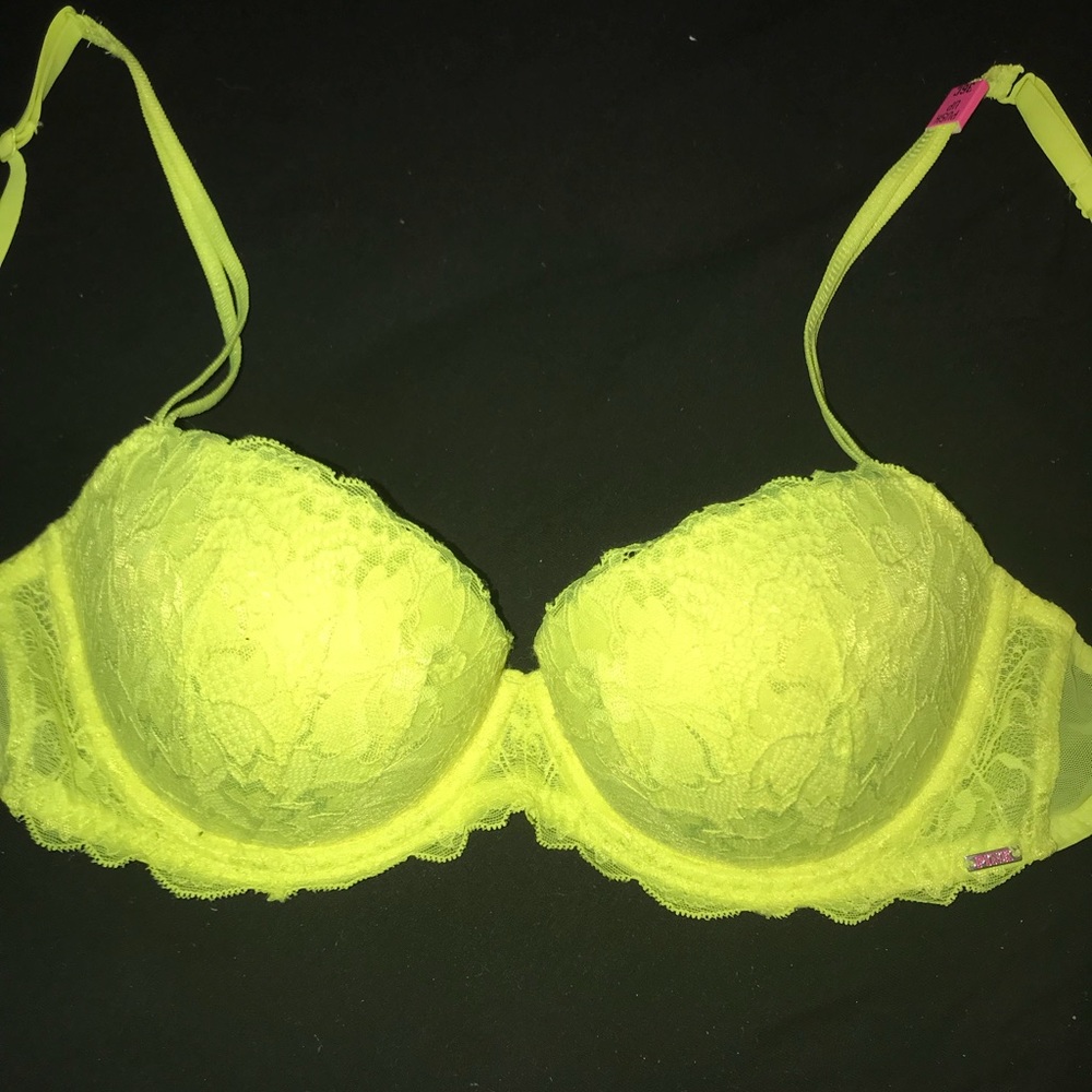 Neon yellow VS bra ☀️