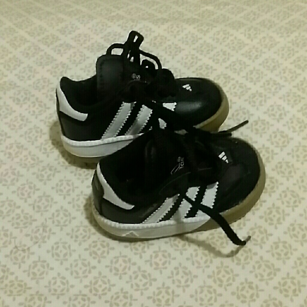 Baby's  shoes