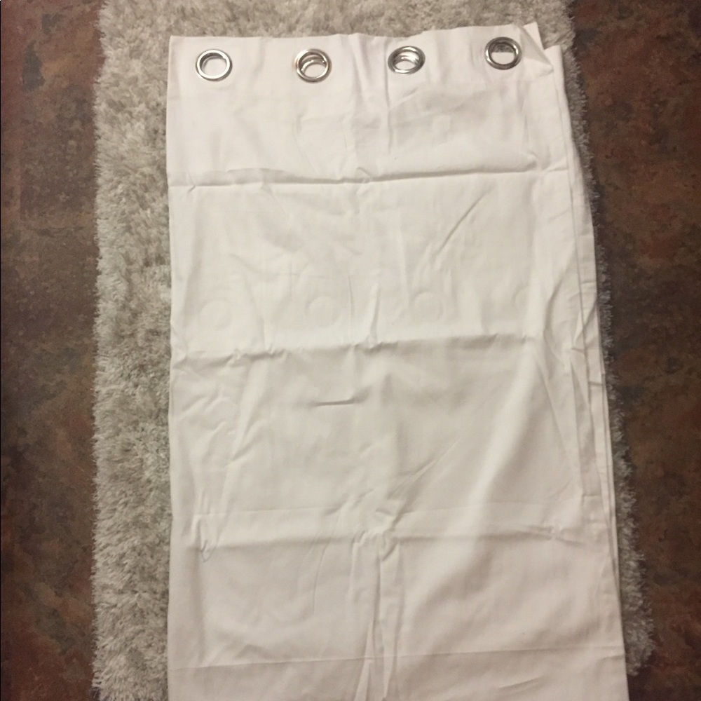 White hookless showed curtain