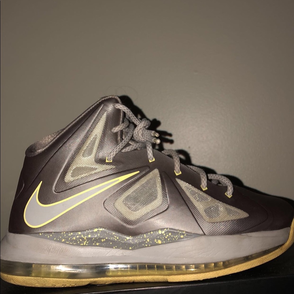 LeBron 10’s gray and yellow