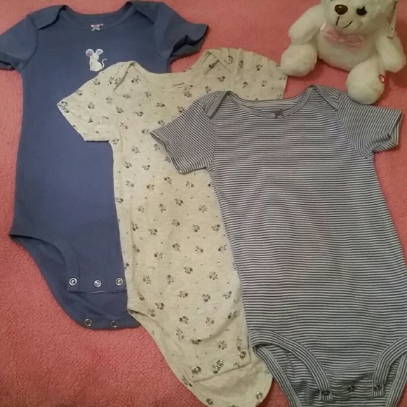 3 bundle Carter's Onesies - Picture 1 of 1