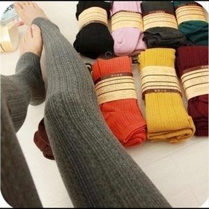 NWOT gray cable knit leggings.