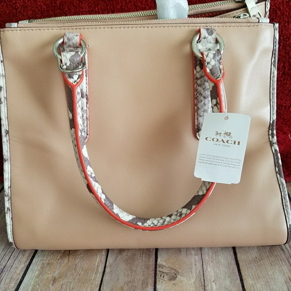 โSOLD LOCALLY โ*GIFTED*BNWT Coach 100% authentic! - Picture 2 of 8