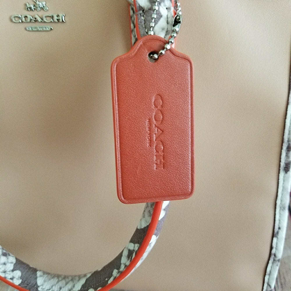 โSOLD LOCALLY โ*GIFTED*BNWT Coach 100% authentic! - Picture 3 of 8