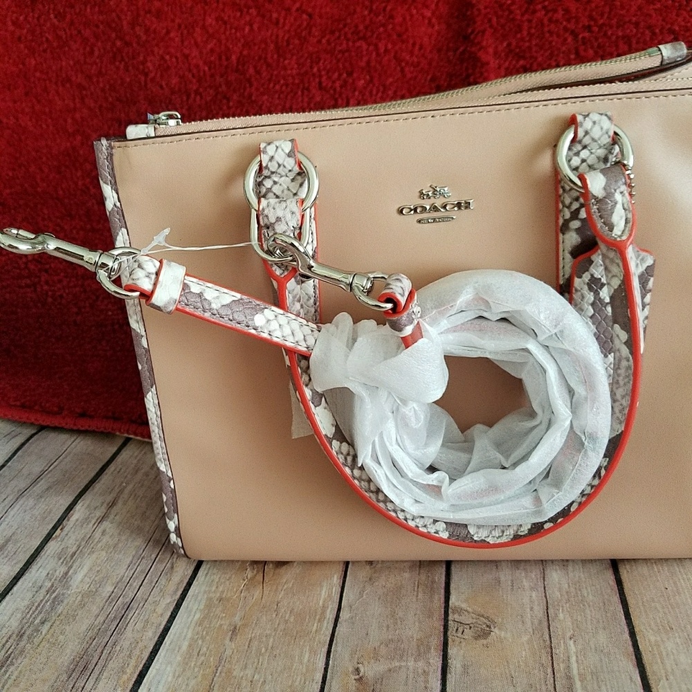 โSOLD LOCALLY โ*GIFTED*BNWT Coach 100% authentic! - Picture 4 of 8