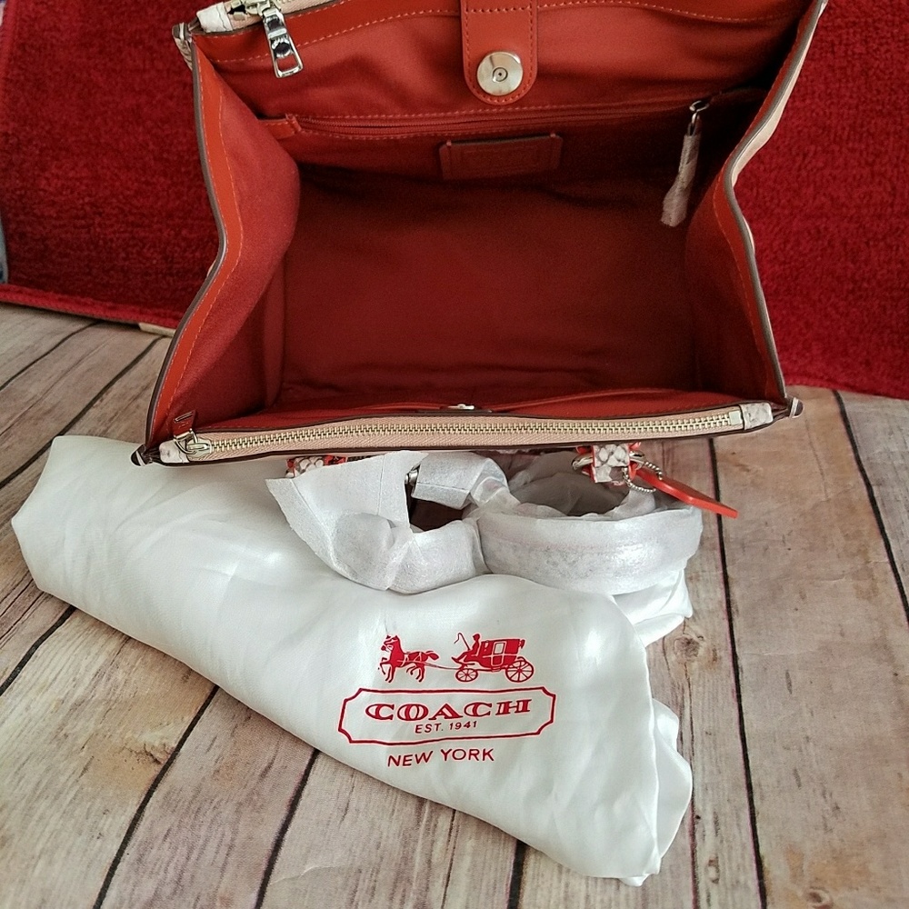 โSOLD LOCALLY โ*GIFTED*BNWT Coach 100% authentic! - Picture 6 of 8