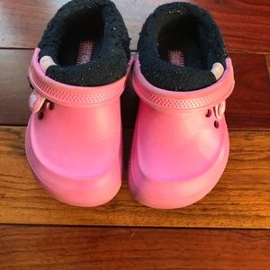 Toddler Size 8/9 fur lined pink/navy crocs