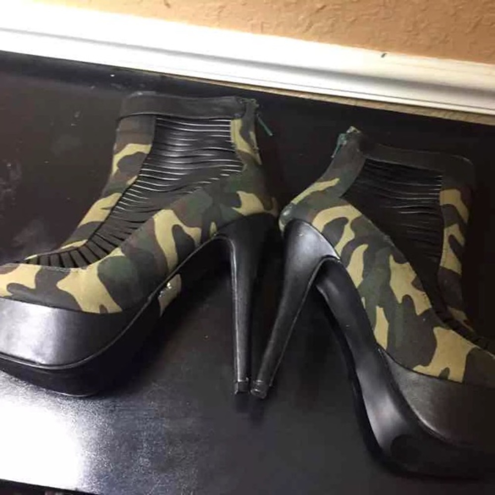 Heels - Picture 3 of 4